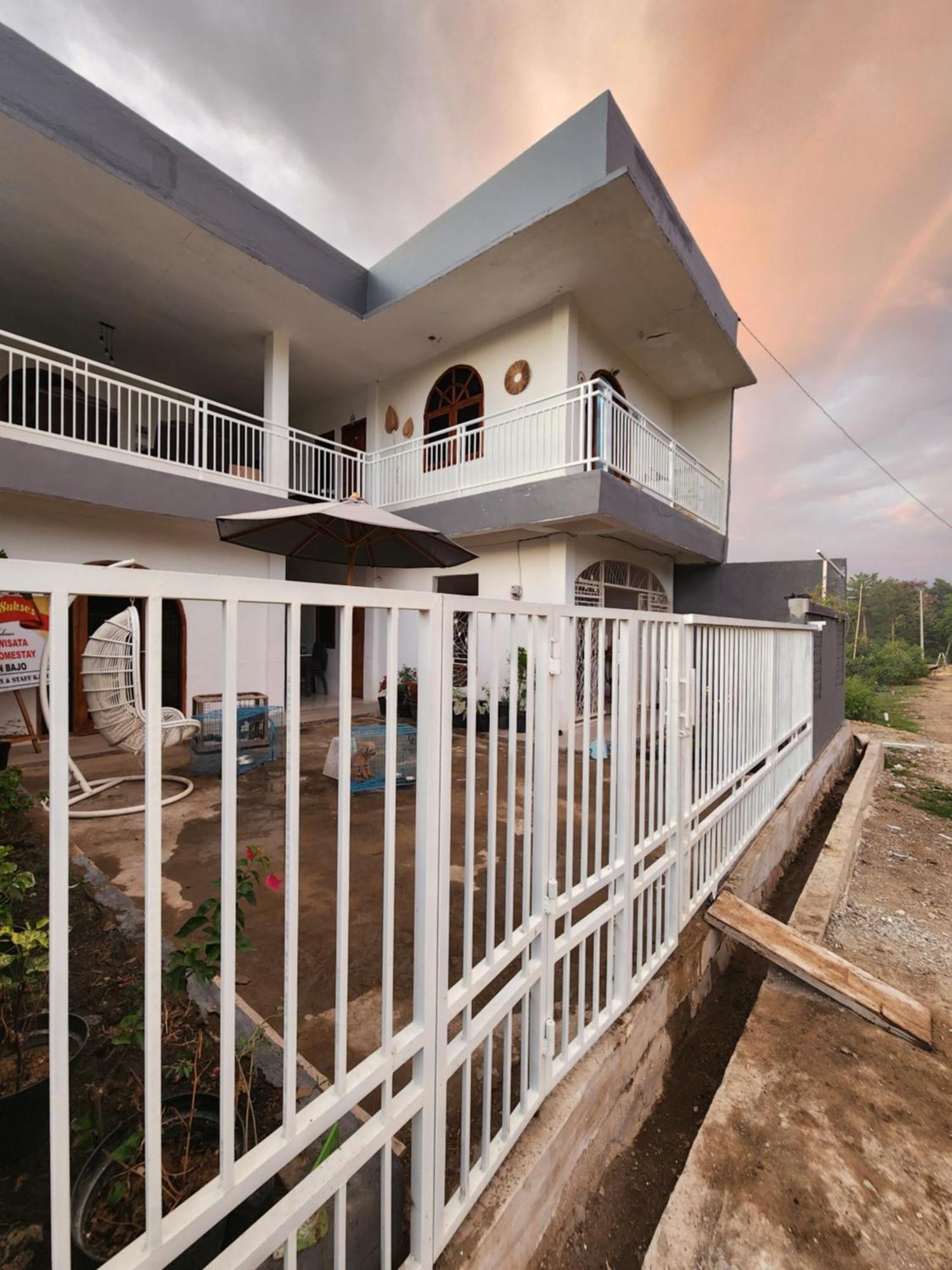 D'Flora Homestay Labuan Bajo Exterior foto