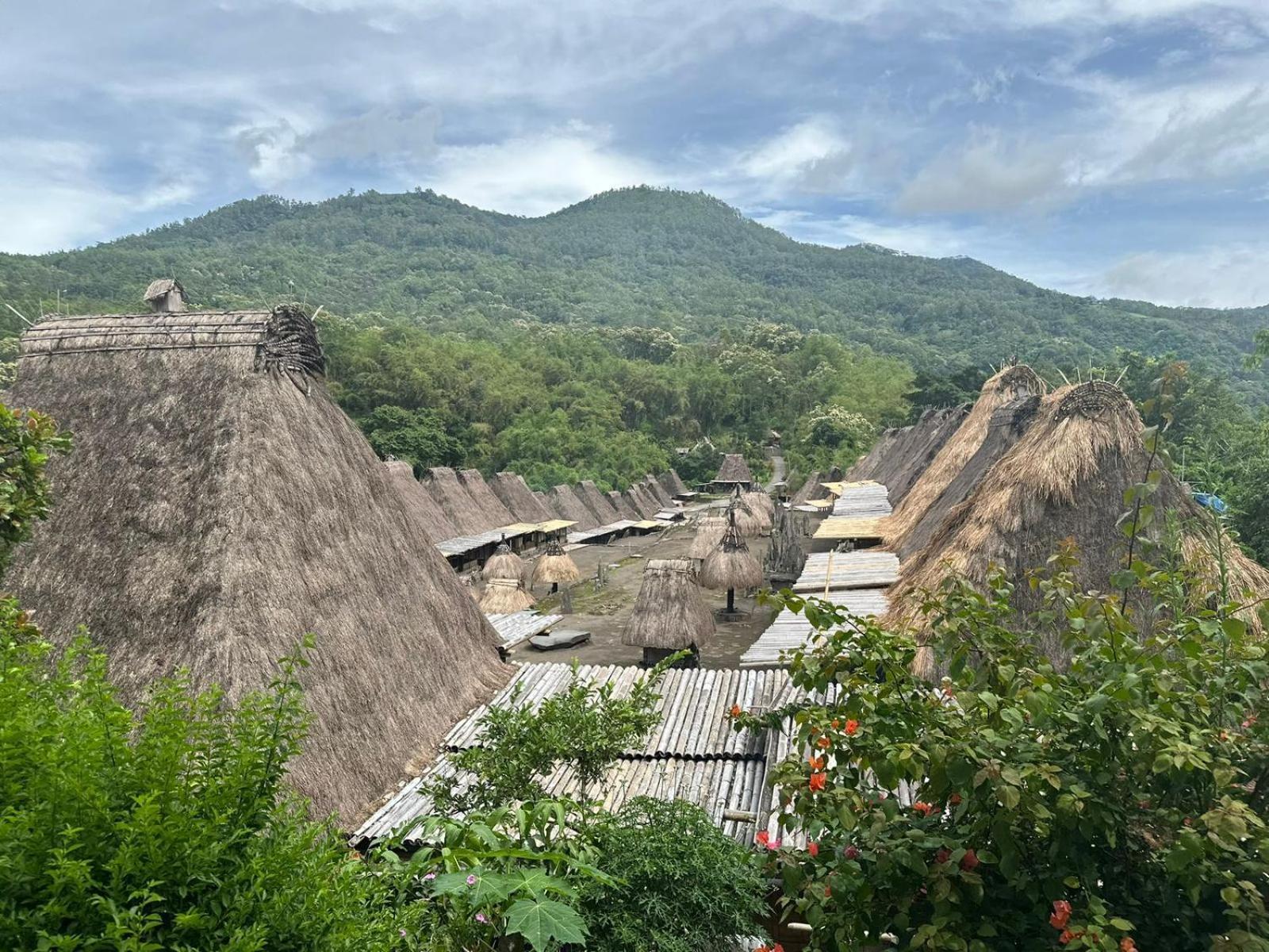 D'Flora Homestay Labuan Bajo Exterior foto