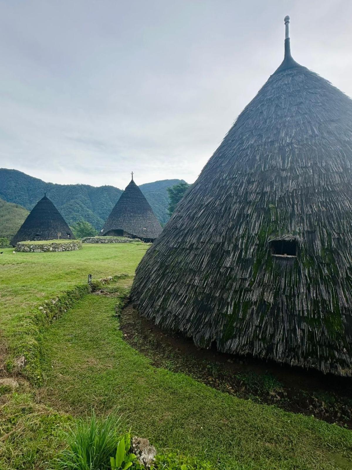 D'Flora Homestay Labuan Bajo Exterior foto